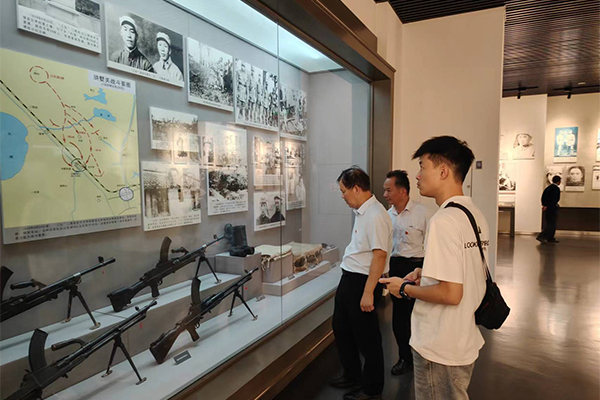 黨員同志們駐足認真學習 /cxyq/20240924101116-FgSSoSvlbEfY5ctiAGo6Txmw4nYz.jpg